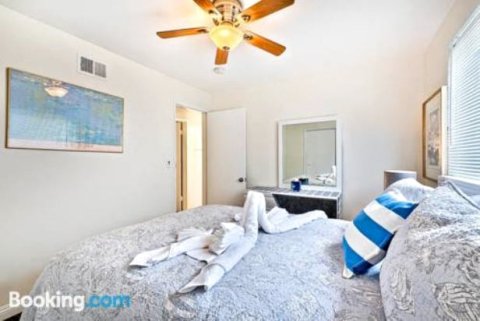 NB-131B - Balboa Breeze II Five-Bedroom Apartment