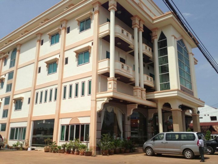 Ladtana Phetarmonchai Hotel