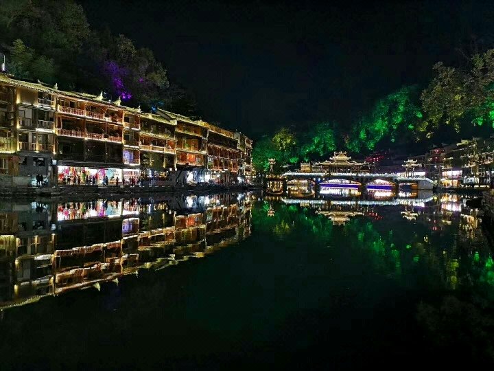 久栖·凤凰水调歌头吊脚楼宾馆
