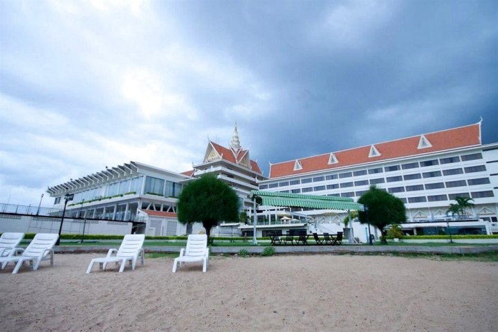 金宝殿酒店(Hotel Cambodiana)