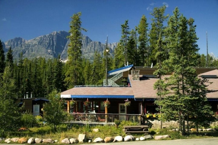 森瓦普塔瀑布落基山旅舍(Sunwapta Falls Rocky Mountain Lodge)
