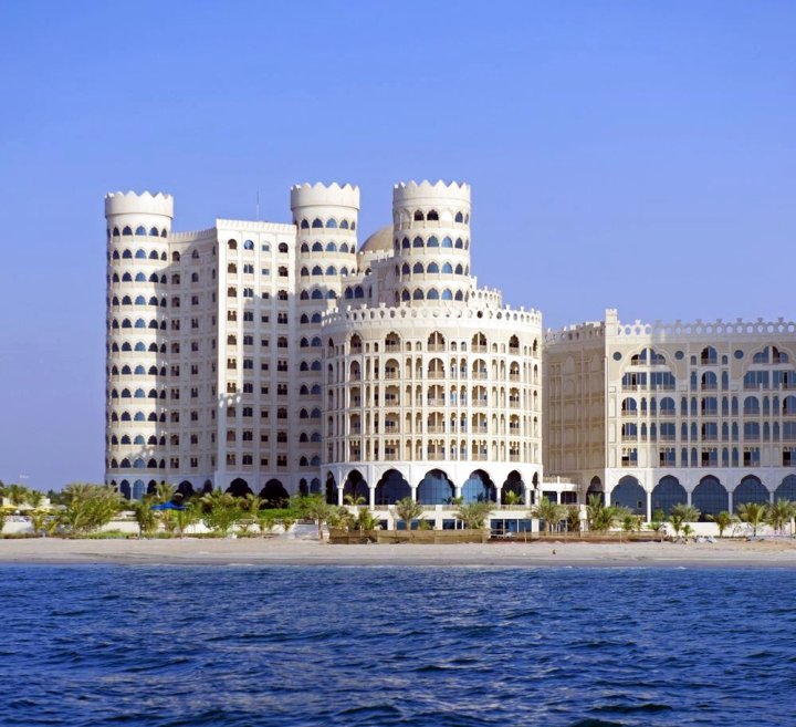 阿尔哈姆拉村庄酒店(Al Hamra Village Hotel)