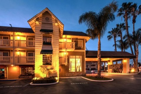 科斯塔梅萨/纽波特海滩华美达旅馆及套房酒店(Ramada by Wyndham Costa Mesa/Newport Beach)