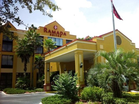 奥兰多国际机场华美达套房酒店(Ramada by Wyndham Suites Orlando Airport)
