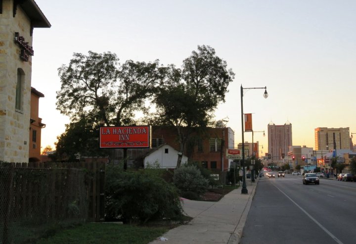 拉瀚恩达酒店(La Hacienda Inn)