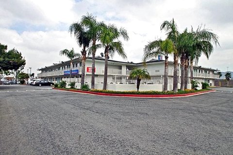6号方塔纳汽车旅馆(Motel 6-Fontana, CA)
