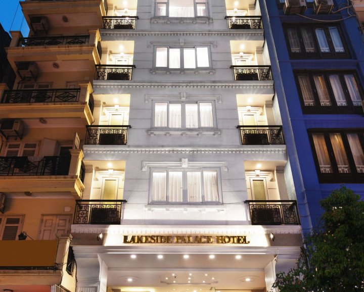 湖滨帕里斯酒店(Lakeside Palace Hotel)