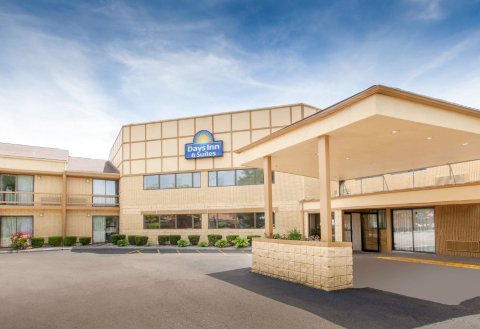 麦迪逊高地戴斯套房酒店(Days Inn & Suites by Wyndham Madison Heights MI)