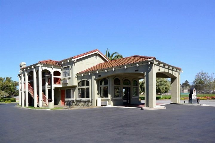 圣克拉拉硅谷贝斯特韦斯特普拉斯修尔住宿酒店(SureStay Plus by Best Western Santa Clara Silicon Valley)