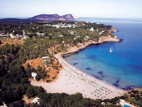 伊维萨岛卡拉莱亚度假酒店(Cala Llenya Resort Ibiza)
