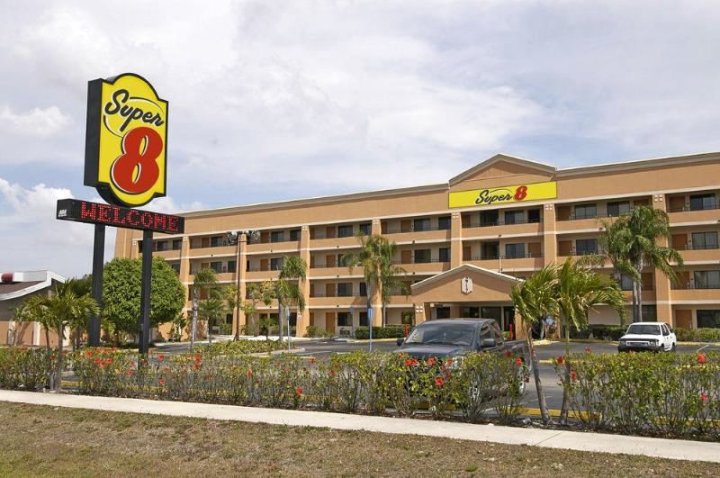 速8迈尔斯堡酒店(Super 8 by Wyndham Fort Myers)