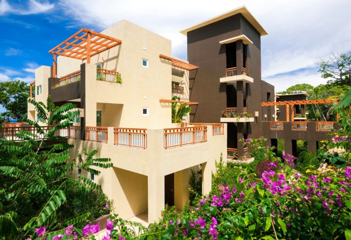 大罗阿坦加勒比海度假酒店(Grand Roatán Caribbean Resort)