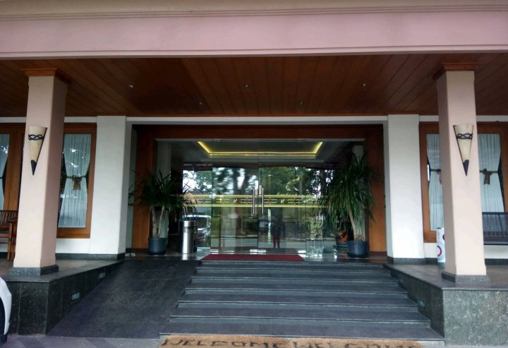 科塔勒加拉高级宾馆(Kertanegara Premium Guest House)