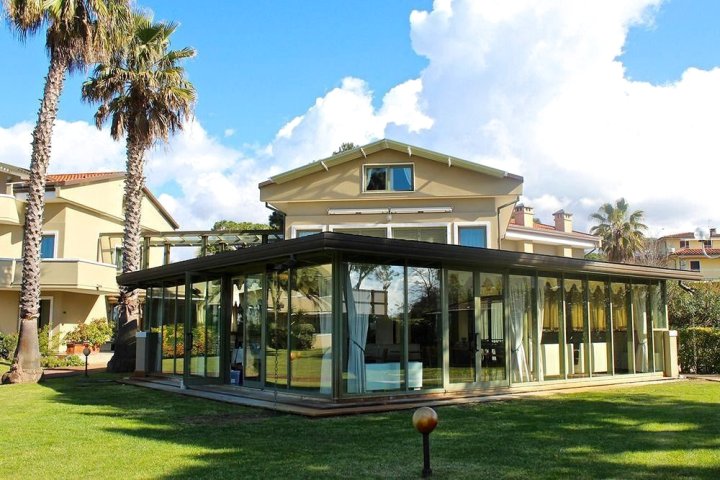 泰尔梅德拉维西利亚昂都纳别墅酒店(Hotel Villa Undulna - Terme della Versilia)