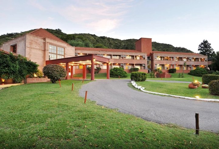 德尔山松树林度假村及套房(Pinares del Cerro Resort & Suites)