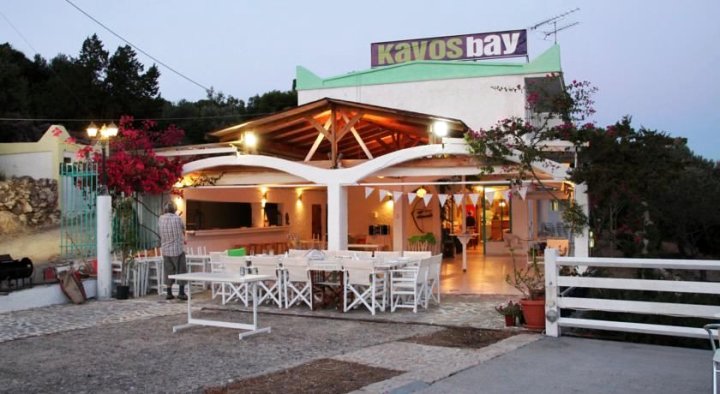 卡沃斯湾海滨酒店(Kavos Bay Seafront Hotel)