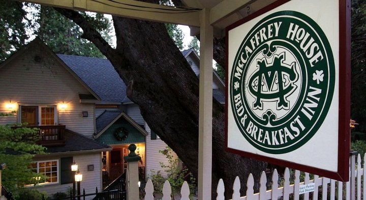 麦卡弗里住宿加早餐旅馆(McCaffrey House Bed and Breakfast Inn)