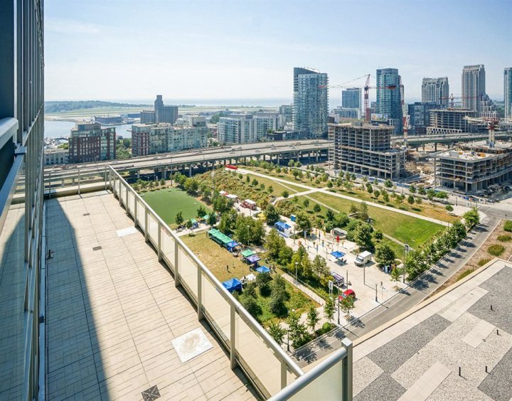 海德薇斯特 - 卡普里欧豪华家具顶楼公寓(Hydewest - Capreol Luxury Furnished Penthouse Apartment)