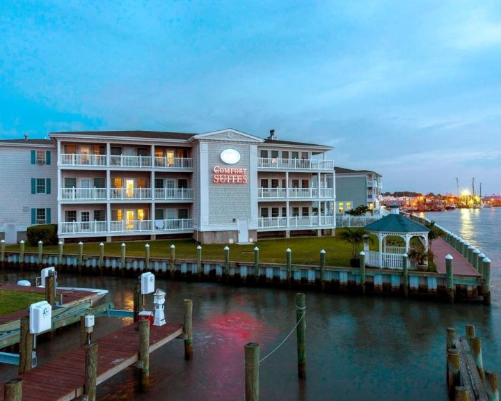 舒适酒店套房钦科蒂格岛海湾度假村(Comfort Suites Chincoteague Island Bayfront Resort)