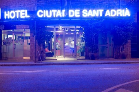 圣阿德里雅辞屋塔酒店(Hotel Ciutat de Sant Adria)