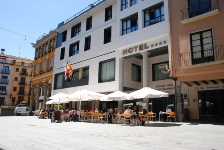 巴瓦斯特罗城市大酒店(Gran Hotel Ciudad de Barbastro)