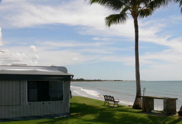 热带海滩大篷车公园酒店(Tropical Beach Caravan Park)