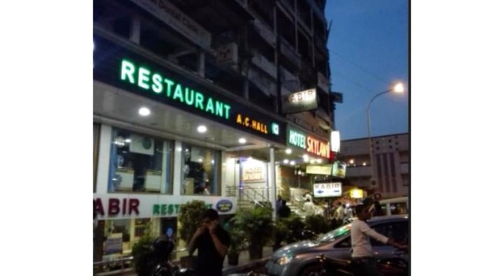 韦斯塔房酒店-拉尔达尔瓦加站路(Vista Rooms at Lal Darwaja Station Road)