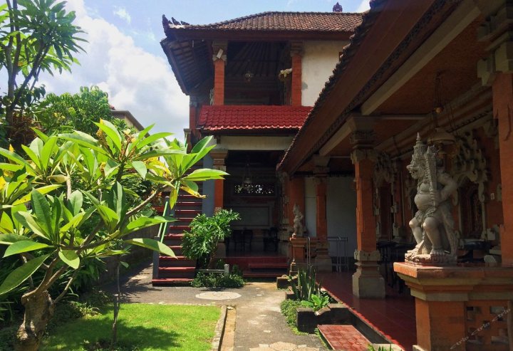 尼奥曼巴德里家庭旅馆(Nyoman Badri Homestay)