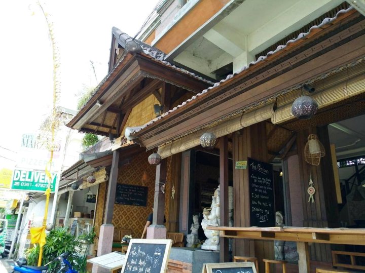 努瑞亚尼餐厅及客房(Nuriani Restaurant and Rooms)