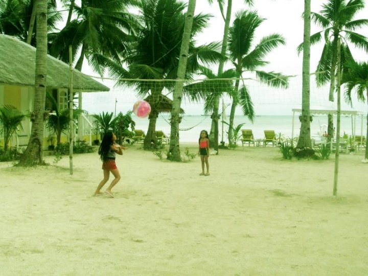 白色海滩别墅酒店(White Beach Bungalows)