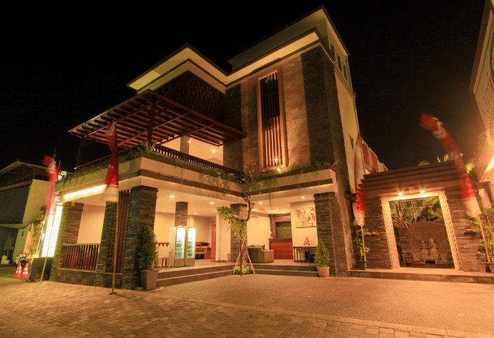 特兰瑟拉卡米尼勒吉安酒店(Transera Kamini Legian Hotel)