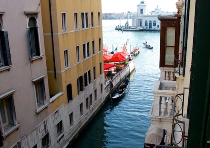 科尔特巴罗奇威尼斯套房酒店(Corte Barozzi Venice Suites)