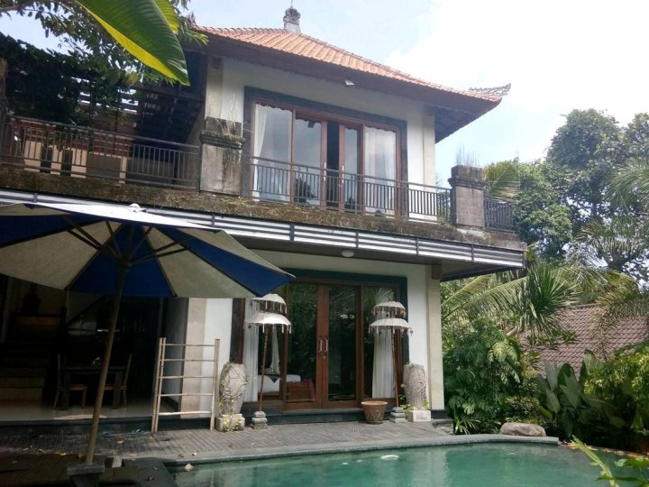 巴纳萨里维拉和瑜伽别墅(Baruna Sari Villa and Yoga Retreat)