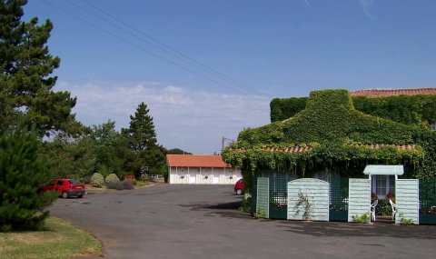 勒玛如里拉伊莱斯酒店(Le Mareuillais Hotel-Restaurant)