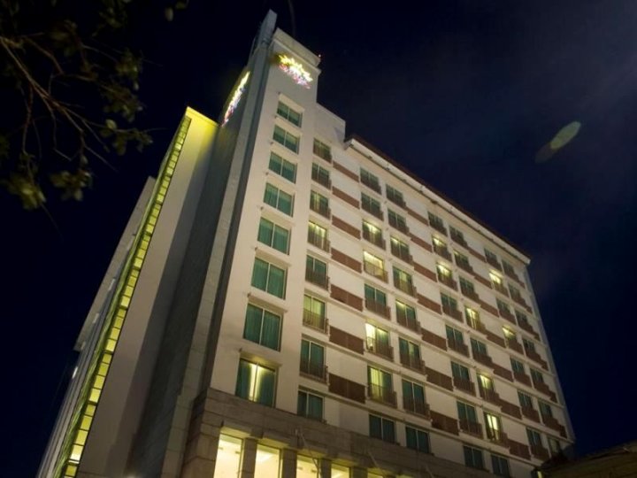 科迪里太阳大酒店(Grand Surya Hotel Kediri)