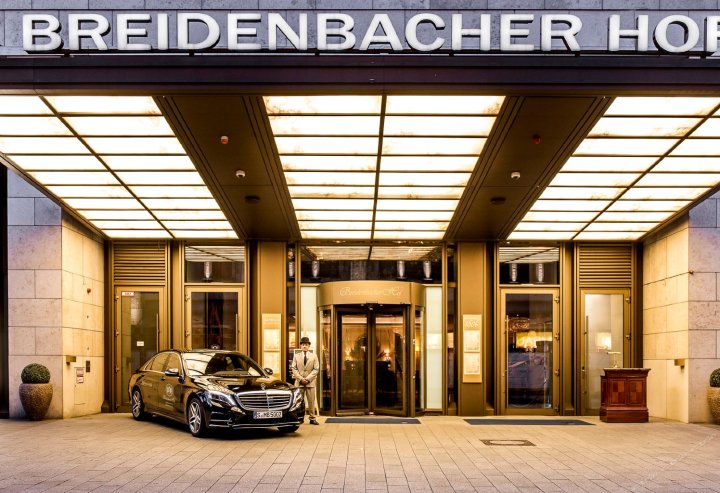 布雷顿百彻霍夫酒店(Breidenbacher Hof)