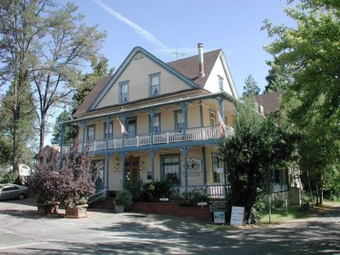 美国河旅馆(American River Inn)