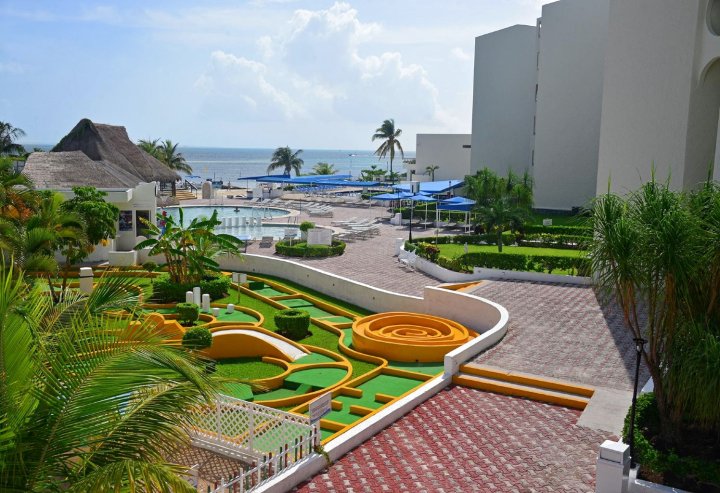 坎昆海蓝宝石海滩酒店(Aquamarina Beach Hotel Cancun)