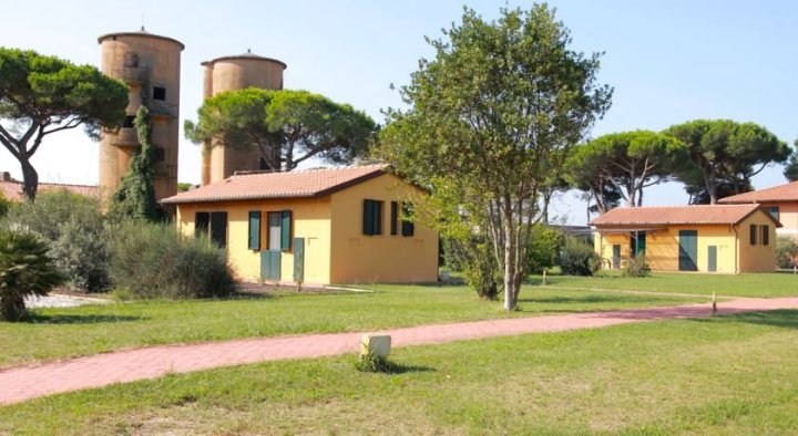 蒂勒尼亚公寓式酒店(La Fattoria di Tirrenia)