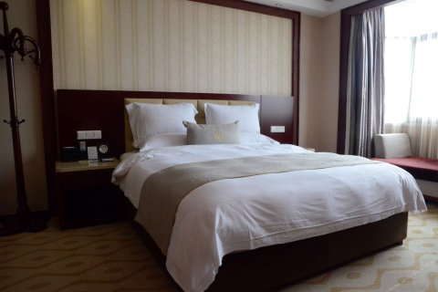 云南连云宾馆位于市中心圆通街,背靠昆明十景之一的螺峰山,侧倚翠湖