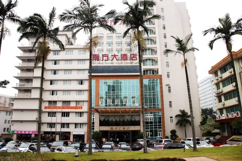 地处白云山脚南湖旅游区旁,紧邻南方医科大学,南方医院