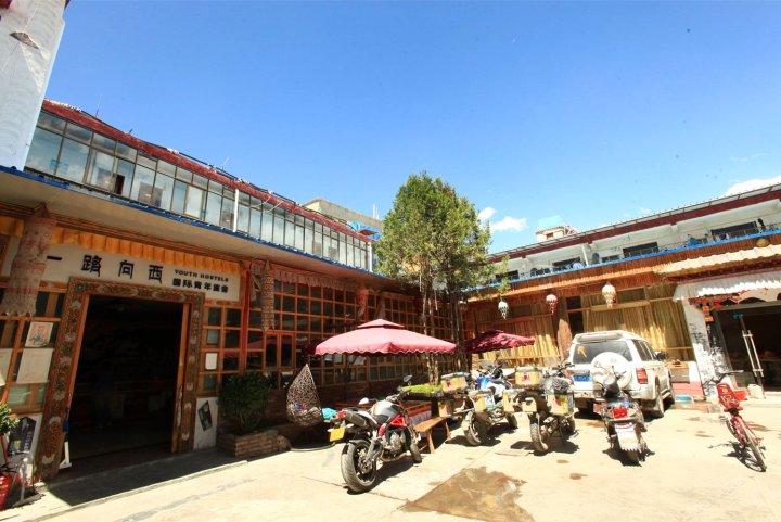 拉萨一路向西太空舱国际青年旅舍