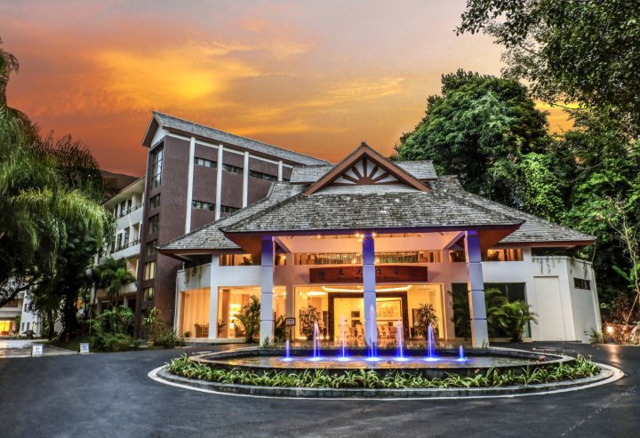 莲酒店,下楼就是王莲池,白天穿梭雨林,晚上赏月看星觅萤火虫,酒店还