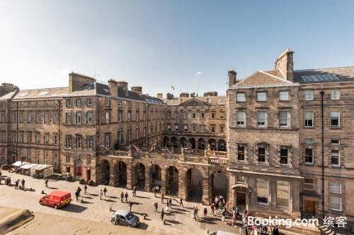 Parliament Sq (Apt 15) Royal Mile