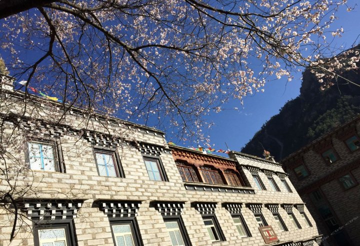 稻城亚丁图腾精品客栈