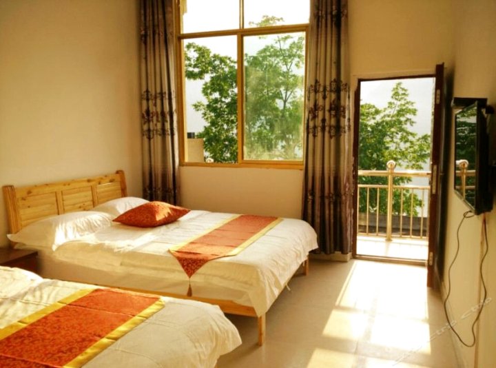 雷波马湖环湖酒店