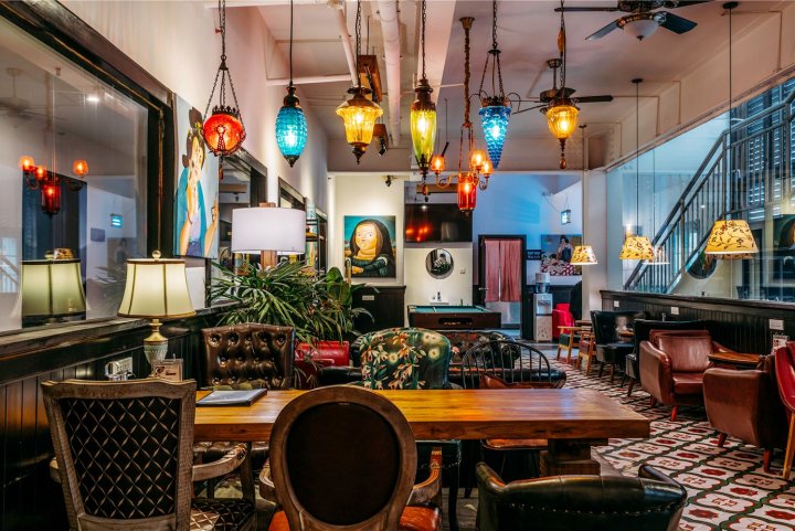 POSHPACKER成都拖板鞋青年旅舍旅行酒店(太古里春熙路地铁站店)