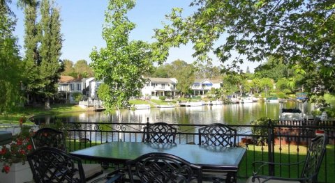 泻湖海滩赛伦诺奢华湖畔别墅(Villa Sereno- Luxury Lakefront Villa Near Laguna Beach)