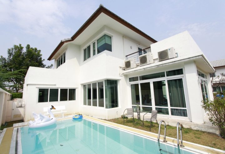 AnB芭堤雅四卧海滨泳池别墅(Anb Pool Villa Pattaya 4Br Beach Front)