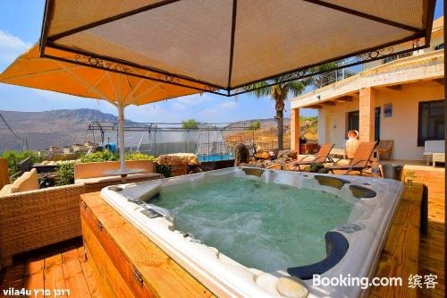 Heart of The Mountain Villa with Hot Tub & Pool